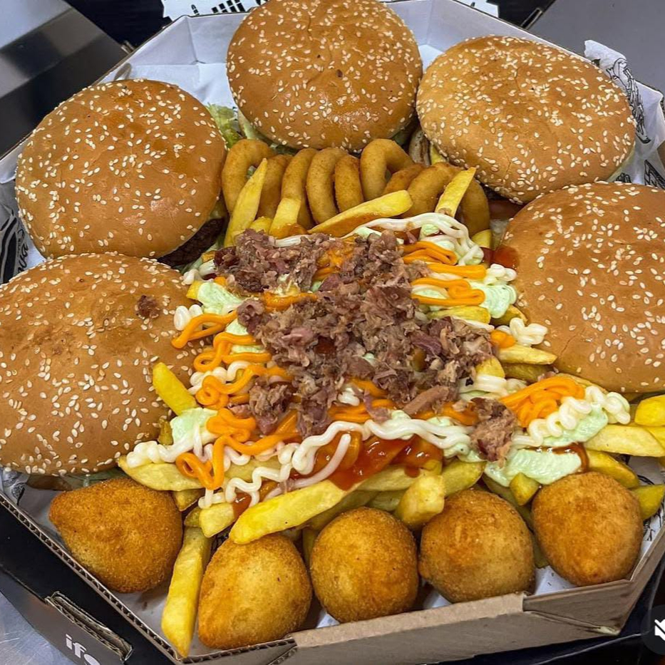 CAIXA COM 5 X BACON + BATATA PREMIUM(KETCHUP, MAIONESE E CHEDDAR C/ BACON). + ANEIS + COXINHAS.