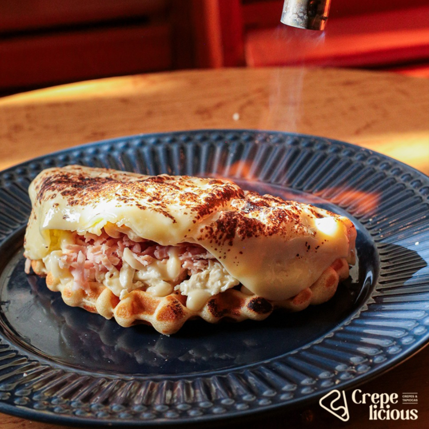 Nosso Waffle recheado com peito de peru, queijo minas, requeijão cremoso e coberto por queijo muçarela maçaricado e bem derretido