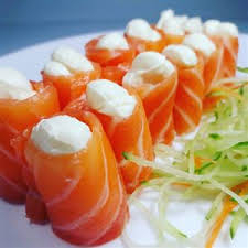 Deliciosas e delicadas lâmina de salmão fresco combinadas com cream cheese cremoso, proporcionando uma textura suave e sabor marcante em cada mordida. Uma opção leve e irresistível!