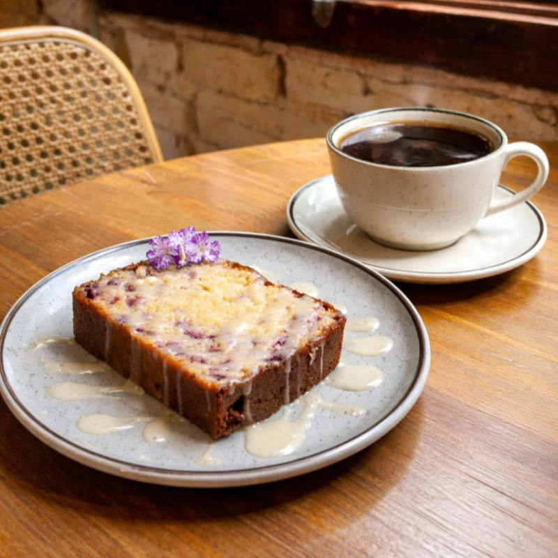 Bolo de Limão Siciliano e Framboesa fofinho, finalizado com ganache de chocolate branco. Acompanha um café especial 87 pontos coado.
