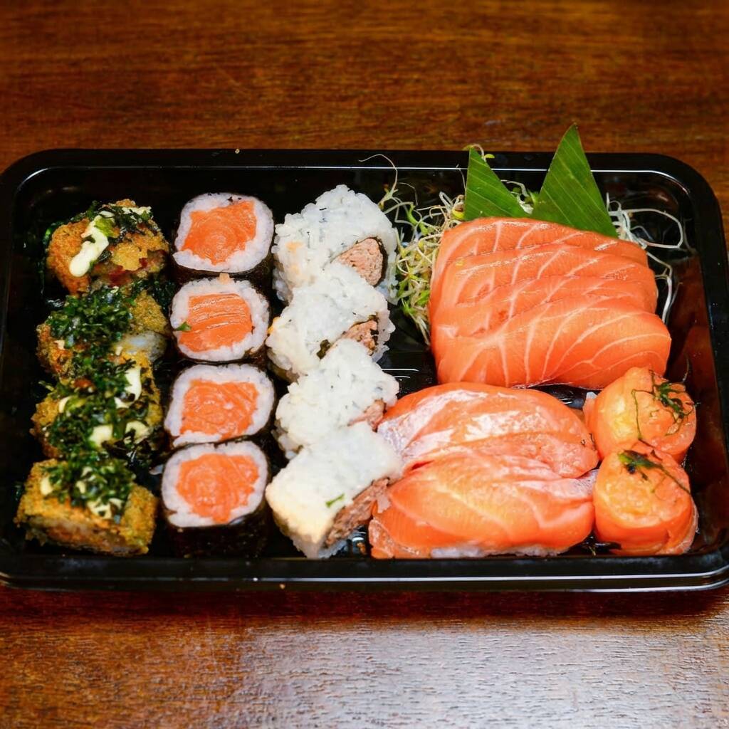 4 Sashimi Salmão - 2 Niguiri Salmão - 2 Joe Salmão - Uramaki Salmão - 4 Hossomakis - 4 Hot Variados