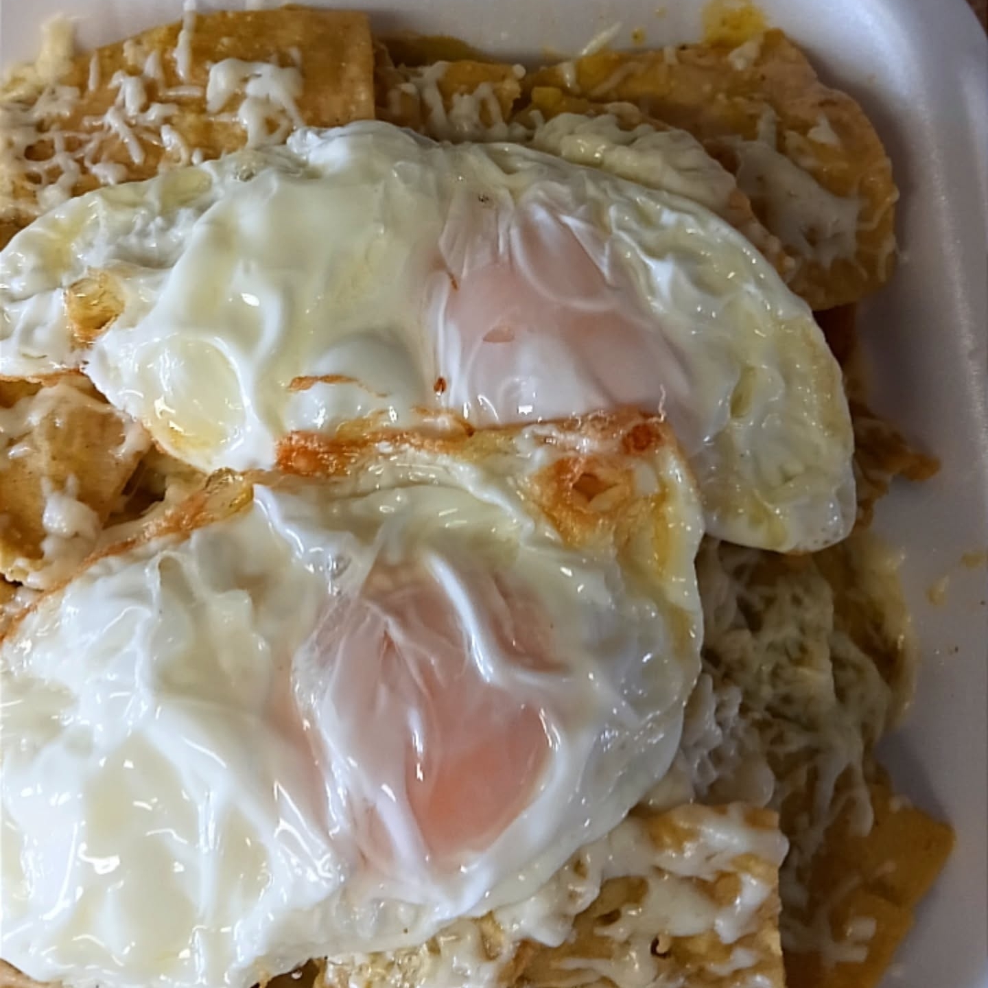 Chilaquiles verdes con huevos estrellados.