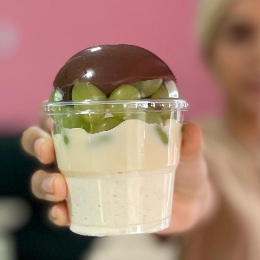 Mousse de leite Ninho, creme de leite Ninho, Uvas sem caroços. Finalizada com creme de Chocolate 50%!