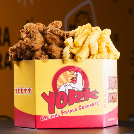 Balde Box Combinado com aproximadamente 450g de Frango no corte de sua preferência, + aproximadamente 450g de Acompanhamento, também à sua escolha, totalizando 900 gramas. 1 Molho Artesanal. Serve até 3 pessoas. Foto Ilustrativa.