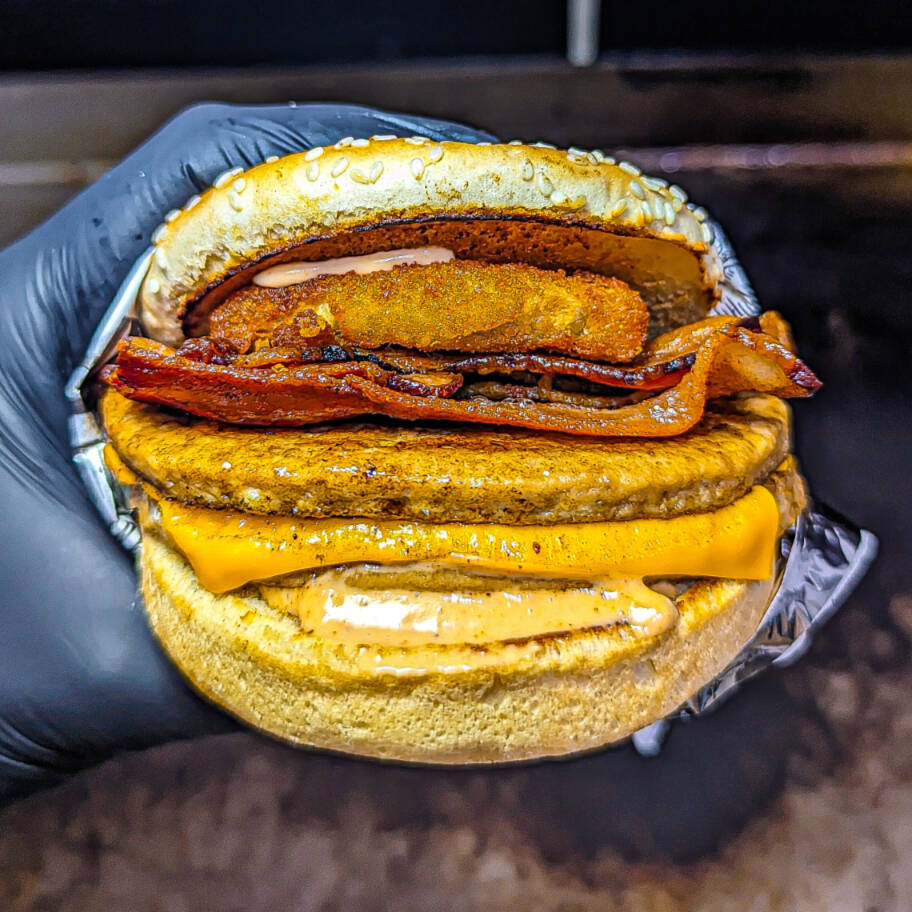 Aquele lanche que faz quem ama bacon vibrar. Pão de gergelim levemente tostado, 2 carnes de 56 g cada, anel de cebola crocante, fatia de queijo cheddar derretido, fatias de bacon crocantes e nosso molho especial da casa. O crocante do bacon e o sabor defumado se misturam ao cheddar, enquanto a carne traz a suculência que faz o lanche inesquecível.