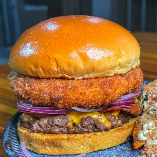 Um absurdo de sabor para quem ama queijo! 🧀🔥
Nosso Burger Especial combina um pão de brioche artesanal selado na manteiga com um blend premium de 150g super suculento. Para elevar o nível, adicionamos bacon crocante, cebola roxa e o grande astro: um queijo empanado dourado com derretimento perfeito!
🎁 Combo Grátis: Acompanha nossa famosa Batata Rústica + a Super Maionese Temperada da casa.