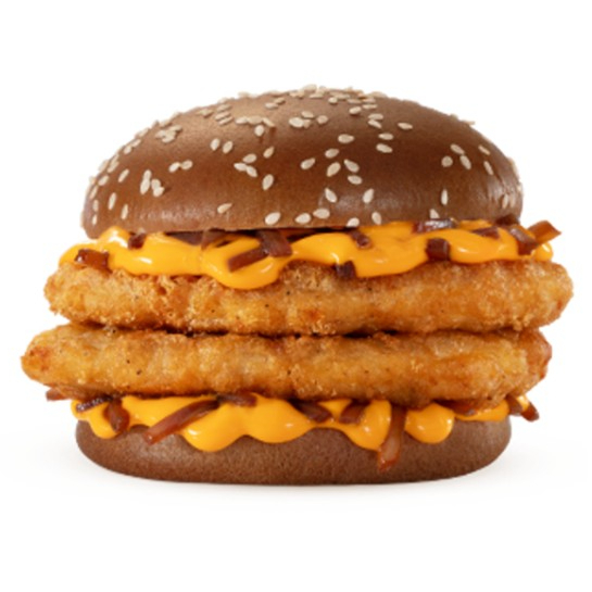 Dois empanados com frango, molho lácteo com queijo tipo cheddar, cebola ao molho shoyu e pão escuro com gergelim