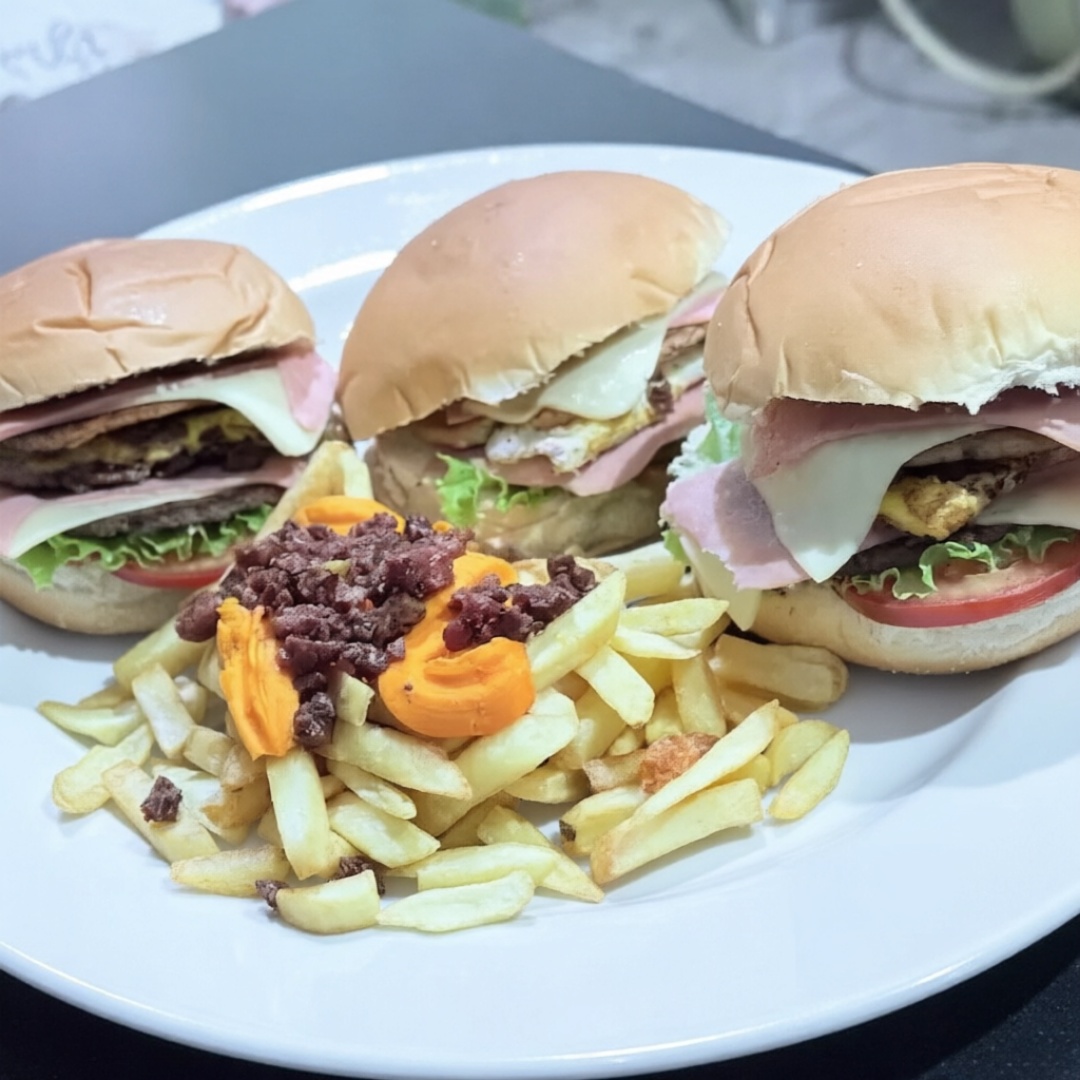 3 X-Tudo Acompanhados de uma Porção de Batata com Cheddar e Bacon e os Molhos:Molho Barbecue e Molho da Casa
1 mate couro 1 l