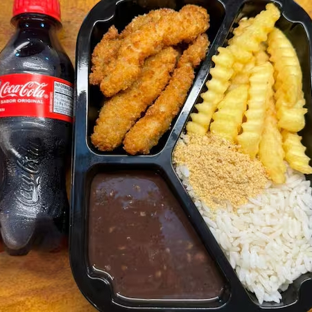 Marmita executiva Iscas de Frango Crocante empanadas na farinha Panko, acompanha o que todo brasileiro gosta arroz, feijão temperado com bacon, farofinha, batata frita com corte especial e uma Coca-Cola geladinha de 200 ml.