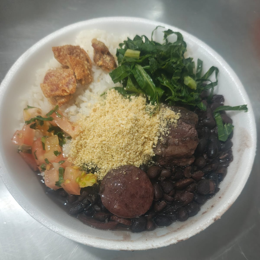 Arroz, feijoada, couve, farofa e torresmo