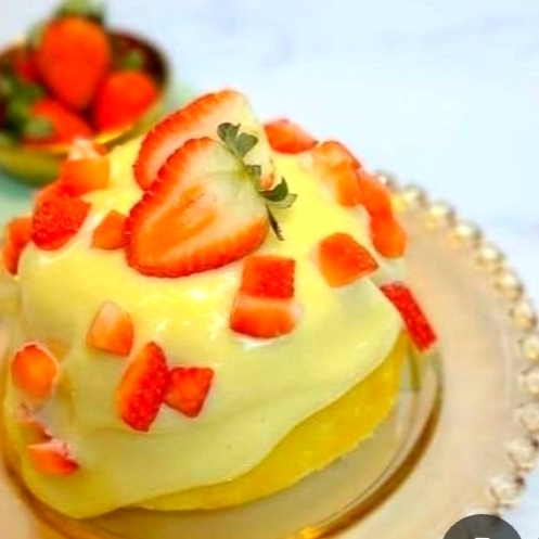 Delicioso Mini Vulcão Explosão De Ninho Com Morangos! Prepare-Se Para Uma Explosão De Sabores irresistivel, Nosso Bolo de fubá fofinho e umido Traz O Equilibrio Perfeito Entre O Cremoso De Ninho, O Azedinho Da Geleia Caseira De Morango E A Finalização Com O Frescor Dos Morangos, Que Ao Cortar O Recheio Se Derrama Como Uma Lava Doce, Criando Uma Experiencia Unica A Cada Mordida, Ideal Para Quem Am