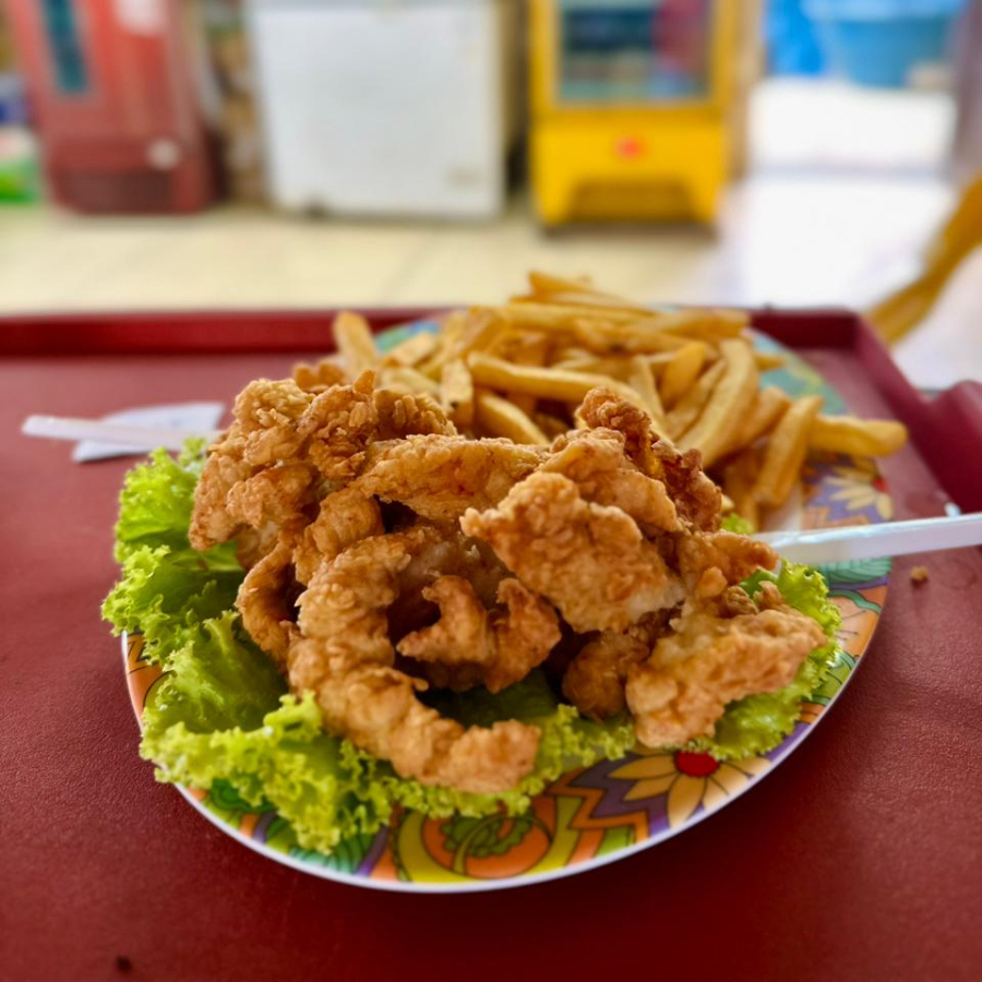 Isca de Frango servida com fritas ou aipim