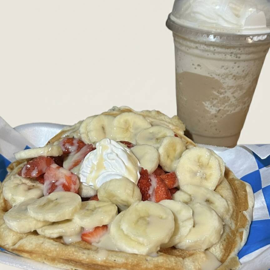 Un waffle con un ingrediente extra y dos frappes