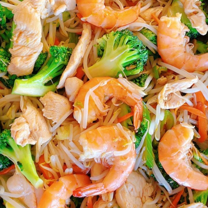 Chop suey con pollo y camarones
