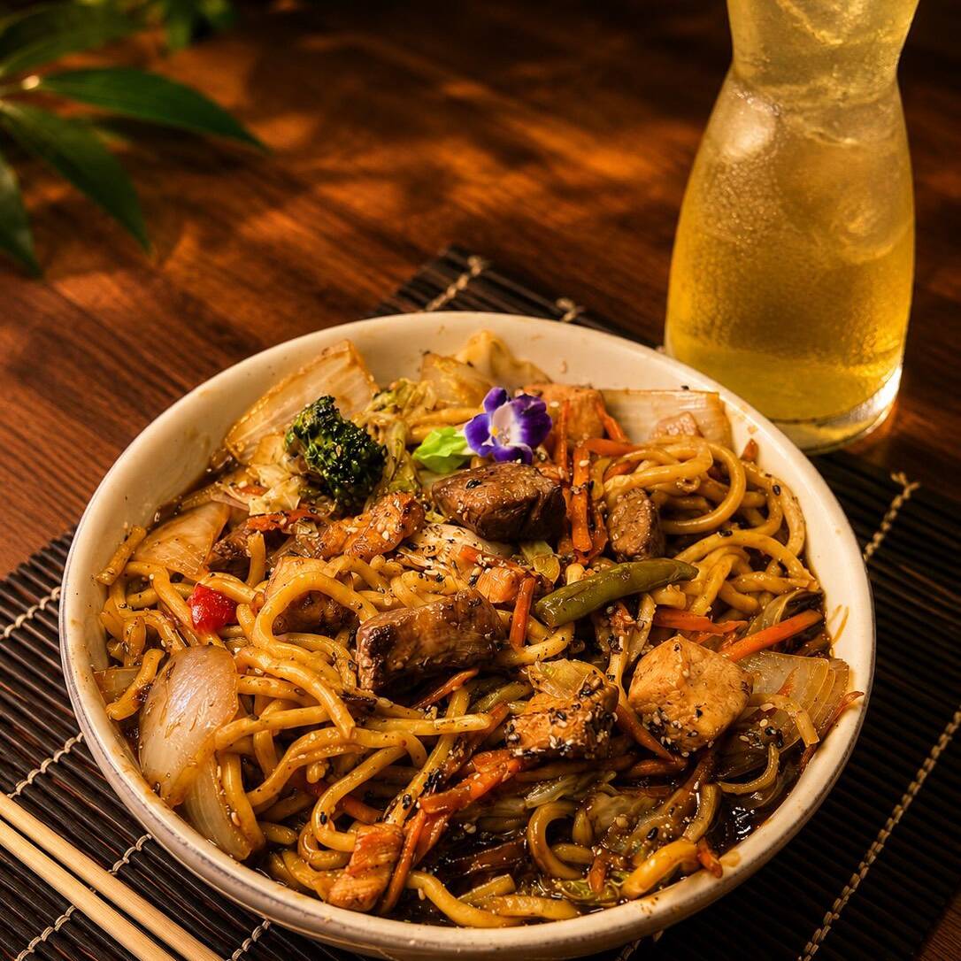 Yakisoba de frango com repolho verde, cenoura, brócolis, cebola e pimentão vermelho. Molho feito
com caldo de legumes artesanal.
Serve até 2 pessoas (~750g)