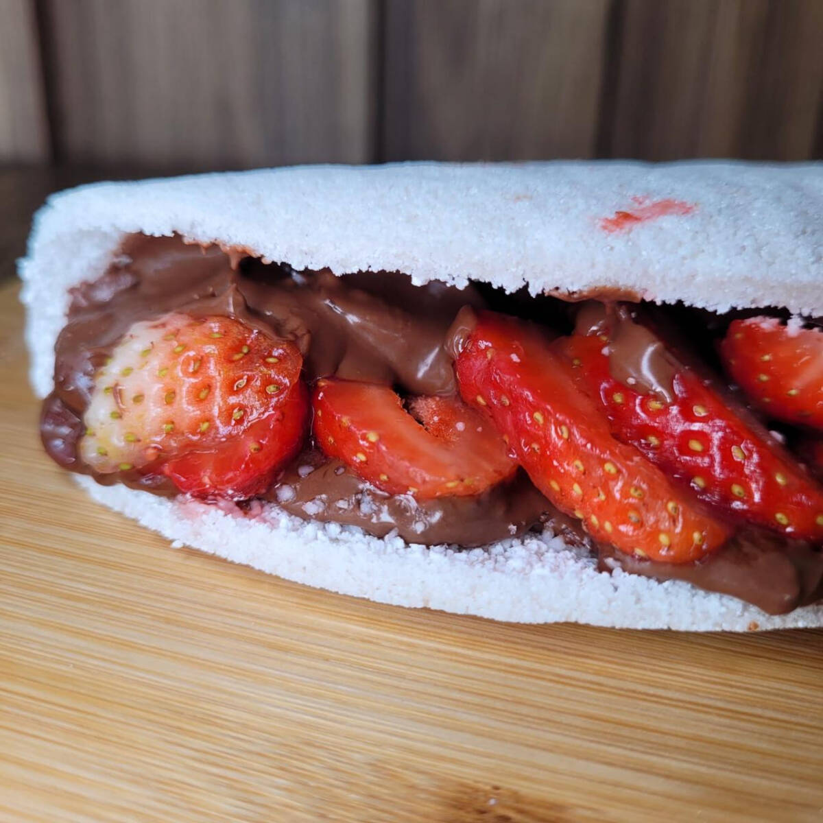 Goma de tapioca artesanal,morangos frescos e Nutella original.