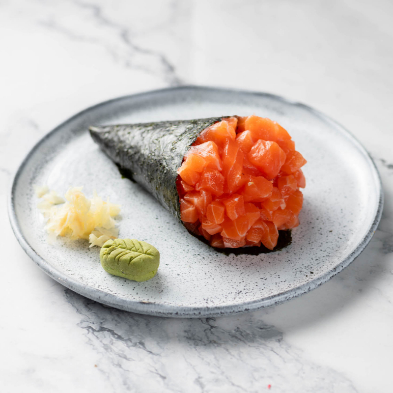 Temaki de salmão fresco, arroz, creme cheese e cebolinha. obs. Não fazemos sem arroz ou sem alga!