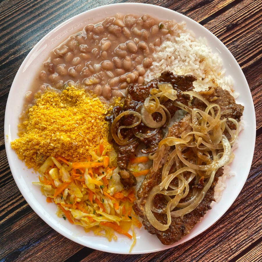 Marmita montada na embalagem de 500 ML acompanhada de arroz, Feijão,Macarrão, farofa temperada , legumes disponivel do dia e salada de alface tomate e cebola