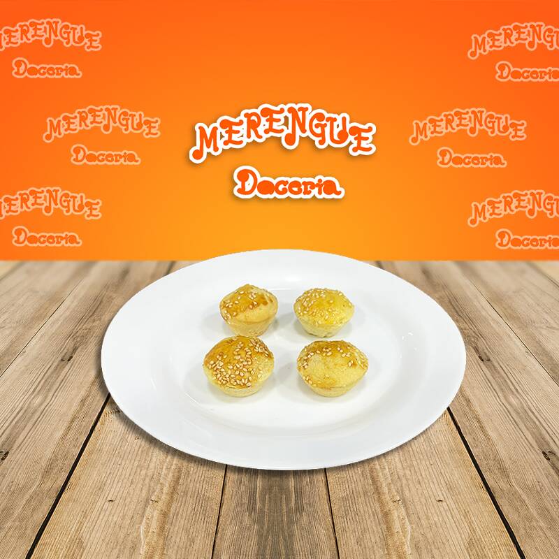 Delicie-se com nossas empadas cremosas de frango — uma verdadeira explosão de sabor! Massa leve e amanteigada que derrete na boca, recheada com frango desfiado suculento, azeitonas, cebola, tomate e legumes selecionados. Um clássico irresistível, feito para conquistar desde a primeira mordida!