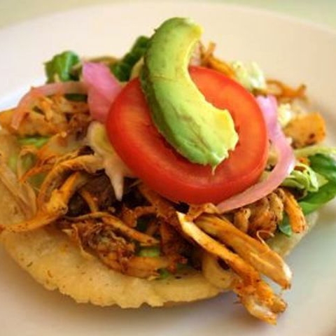 Salbutes de Pollo Asado
