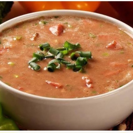 Delicioso e substancioso caldo de feijão preparado com ingredientes de alta qualidade. Cozido lentamente para realçar o sabor natural do feijão, é finalizado com cubos de bacon dourado e cubos de linguiça calabresa defumada. Temperado com alho, cebola e especiarias selecionadas. Uma fonte de proteínas e fibras, sem conservantes)