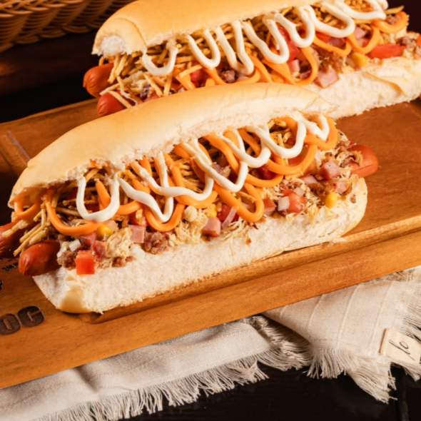 1x coca cola original. 2 Hot dog monster( Queridinho da galera), São Pães prensados na chapa de 22 cm, com 2 salsichas ( PERDIGÃO), frango, bacon premium, lombo defumado, maionese, batata palha, cheddar e cream chesse.