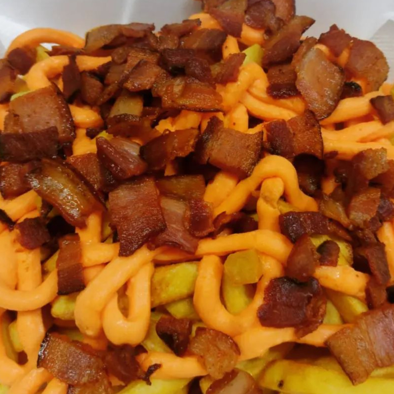 Batata Frita 250 g com Cheddar e Bacon Batatas douradas e super crocantes, com cheddar extra cremoso e bacon crocante. Porção caprichada e simplesmente irresistível 😋🧀🥓