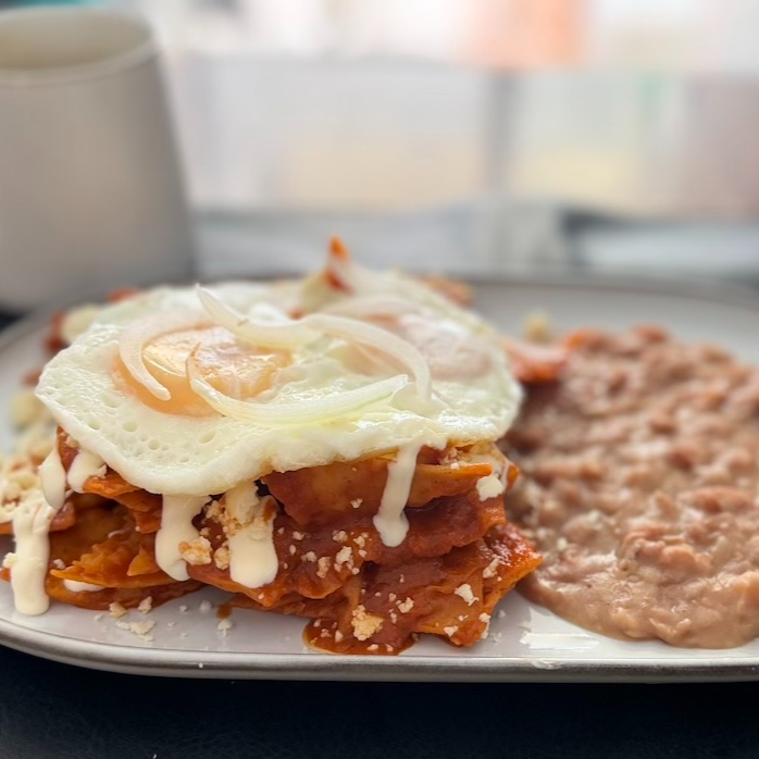 Chilaquiles Rojos con Huevo Estrellado