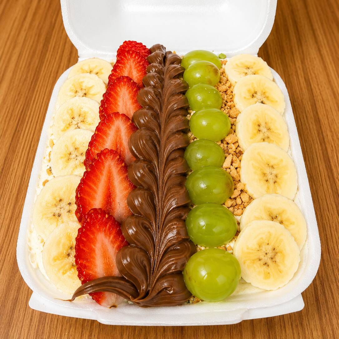 Ganhe +1 Adicional Grátis! Tigela completa com: Morango, Banana, Uva, Leite em pó, Amendoim, Leite condensado, e Avelã.