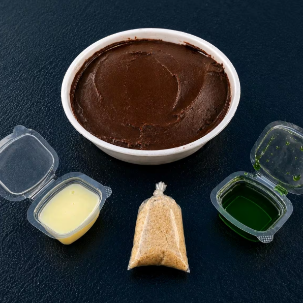 +03 acompanhamentos inclusos no seu pedido, enviados separadamente para preservar a crocância, cremosidade e qualidade de cada ingrediente. Assim você monta do seu jeito e aproveita uma experiência mais saborosa, organizada e perfeita até a última colher.