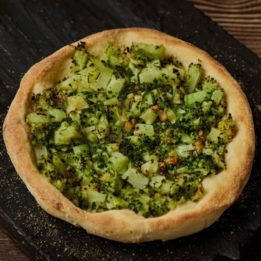 Esfiha de brocolis com massa macia e dourada, recheada com brocolis refogado no azeite, alho e temperos especiais, trazendo um sabor leve e delicioso.