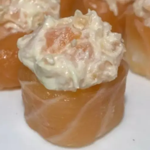 Arroz envolto na lâmina de salmão com nossa deliciosa pastinha de salmão do chefe