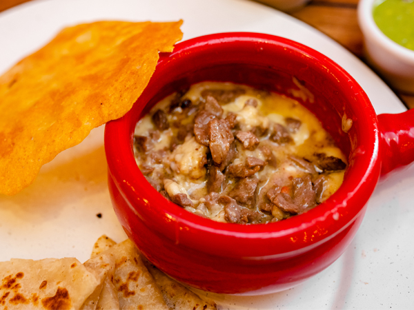 Cazuelita de Queso Fundido con Arrachera