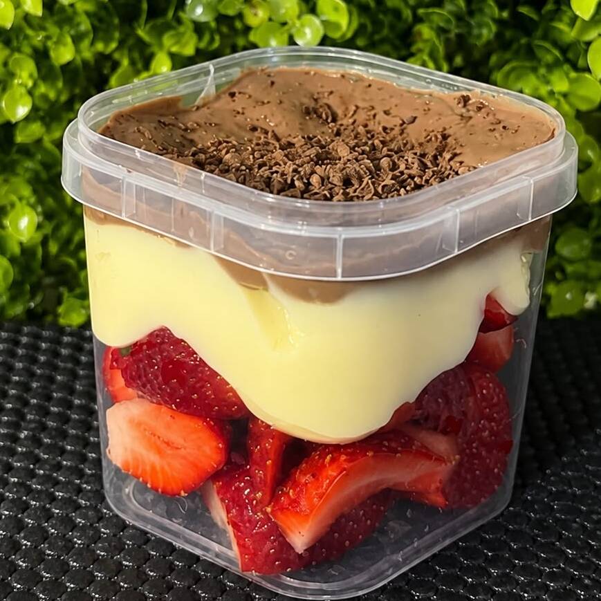 Feito com morango sem agrotóxicos, creme de ninho, coberto por chocolate.