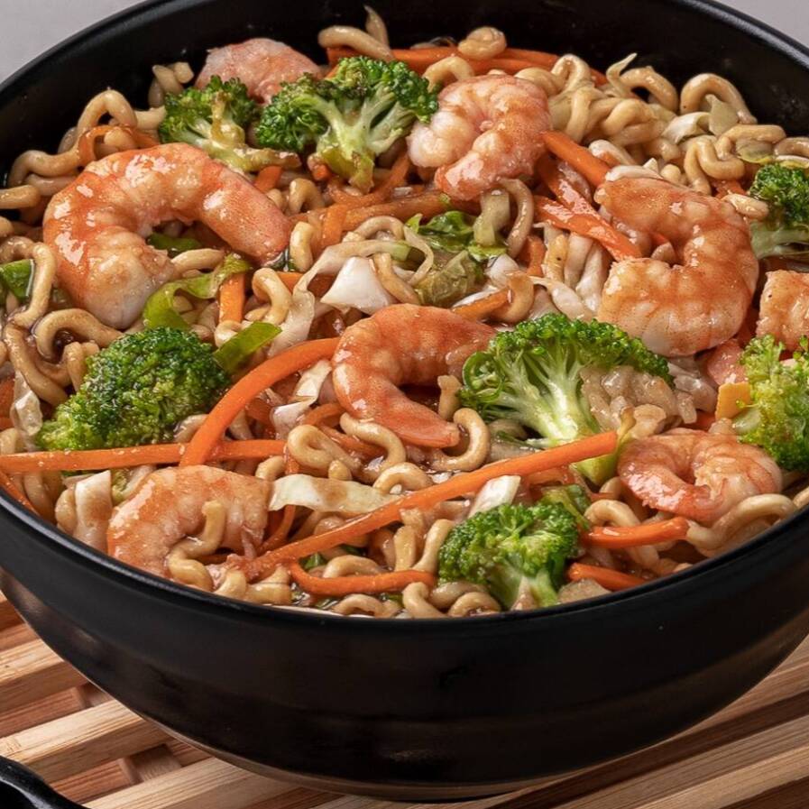 Macarrão de Yakisoba, Camarão, Mix de Legumes e nosso molho de Yakisoba da casa - Aprox. 400g.