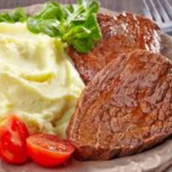 Clássico e saboroso! Bife grelhado no ponto certo, suculento e bem temperado, acompanhado de arroz branco soltinho, feijão branco saboroso e purê de batatas inglesas cremoso. Uma refeição completa, reconfortante e com o toque caseiro que conquista!