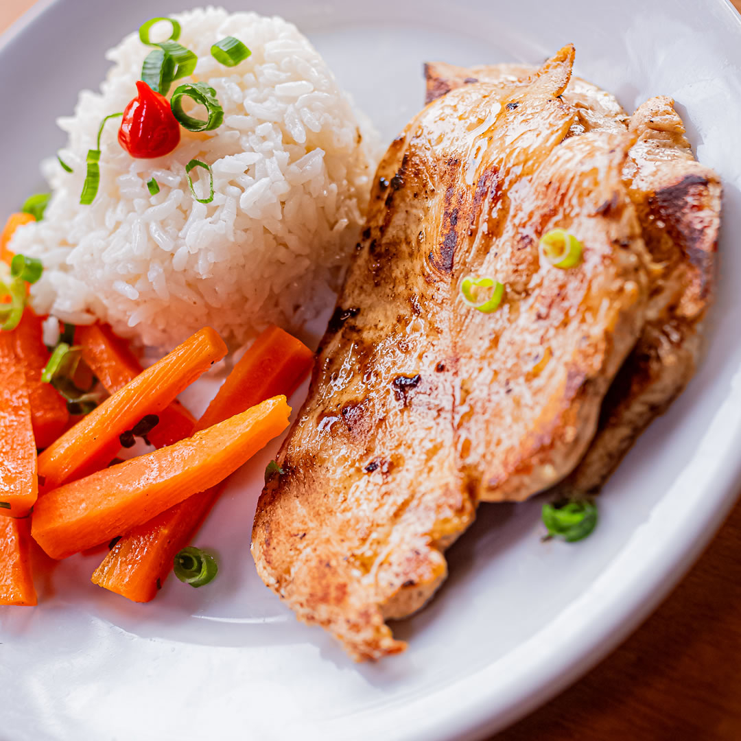 Acompanha arroz, feijão e legumes