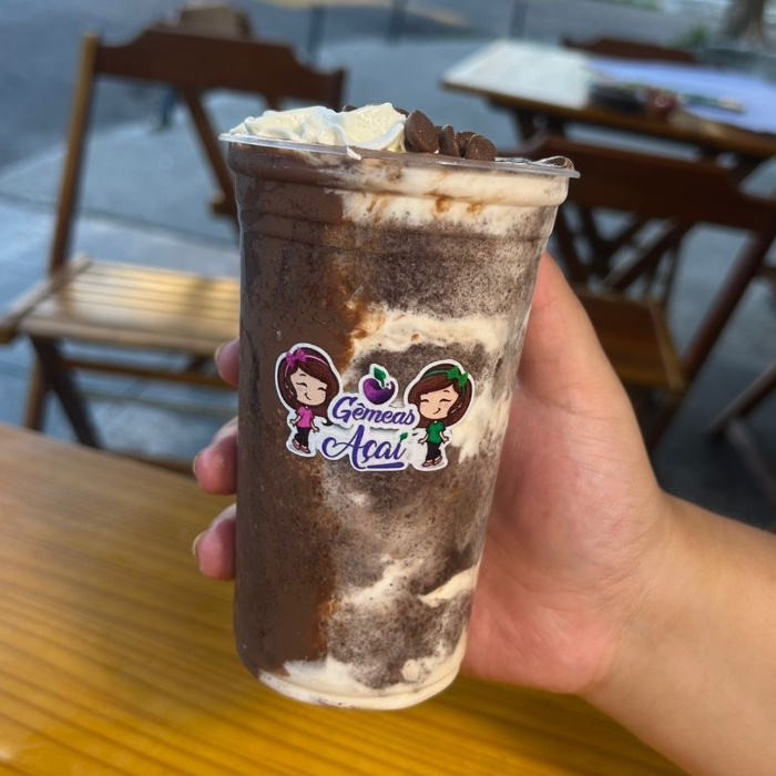 Delicie-se com nosso incrível açaí , autêntico prazer para os amantes de Nutella e creme de Ninho! Três camadas incríveis, repletas de sabor e deliciosas gotas de chocolate para uma experiência única 🤤