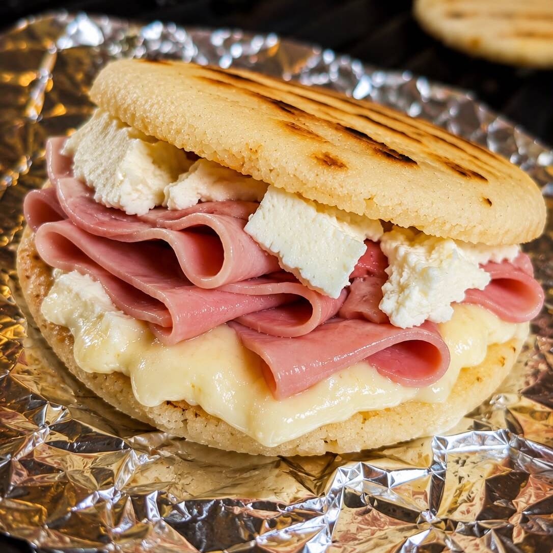 Arepa con Queso Cuajada y Jamón