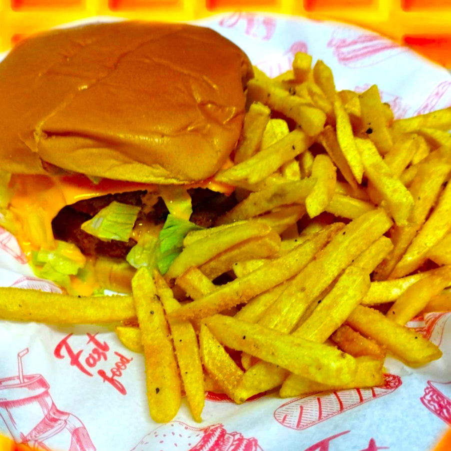 HAMBURGUESA DE POLLO JUMBO CON PAPAS
