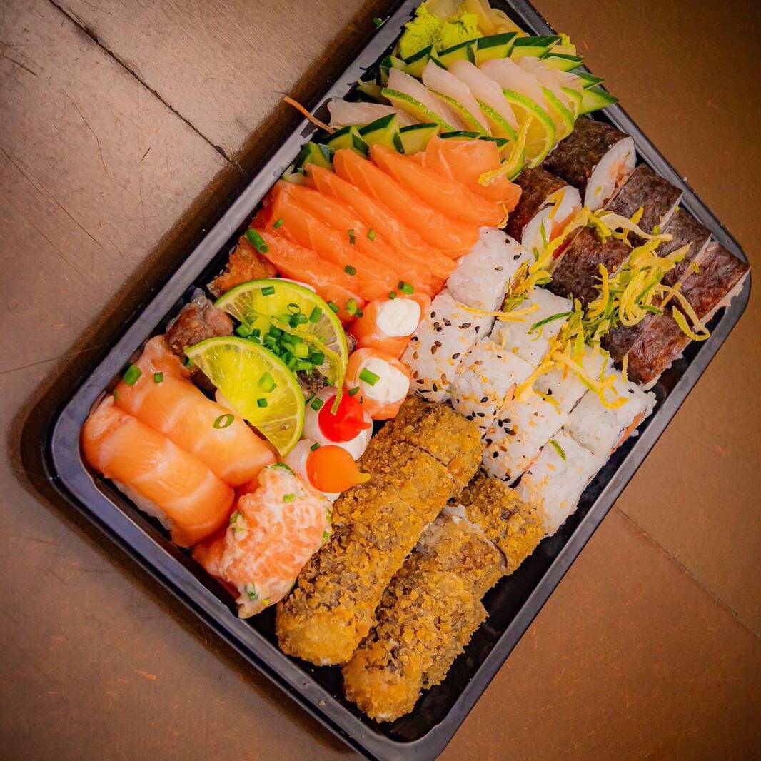 6 Sashimi de Salmão 6 Sashimi de peixe branco 2 Gunkan de Salmão 2 Gunkan de peixe branco 2 Gunkan de patê 10 Hot Filadélfia 22 Sushis variados