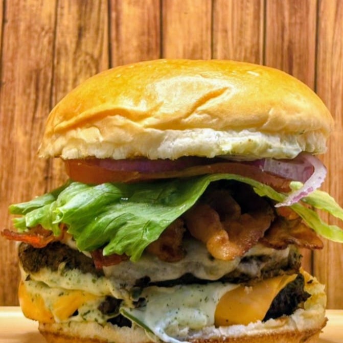 pão brioche ,2 HAMBURGUERES 150G,BACON,CHEDDAR EM FATIA,CHEDDAR CREMOSO ,KETCHUP,MOSTARDA E MAIONESE VERDE