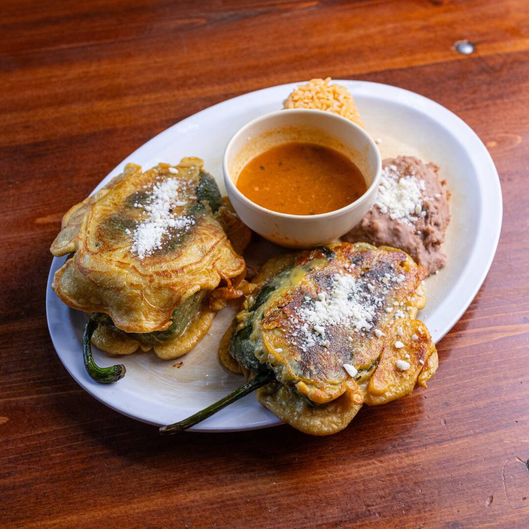 Orden de Chiles Rellenos Pollo o Queso (2pzs)