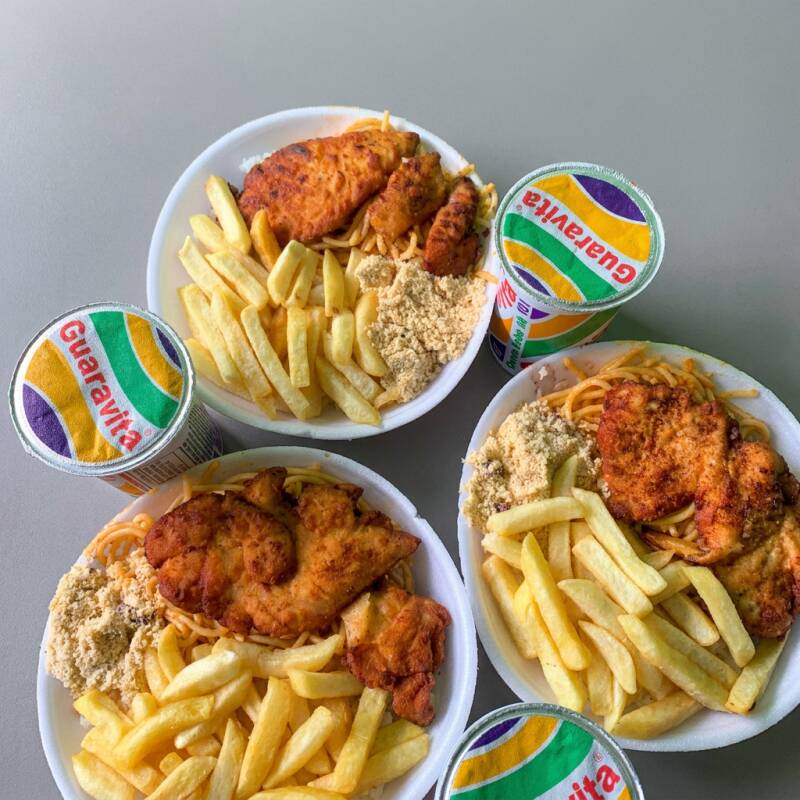 3 marmitas acompanhada de arroz, feijão, macarrão e farofa.