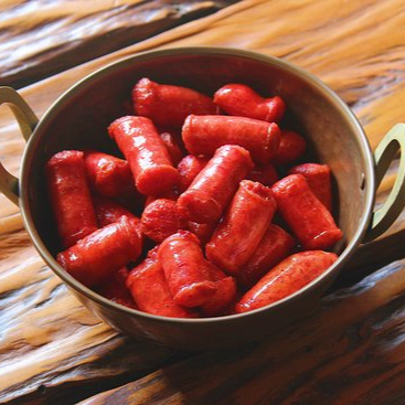 Quentinha de 1050ml. Acompanha Arroz, Feijão, Farofa, um ovo frito, linguiça mineira (250g) e até dois acompanhamentos de sua escolha.
