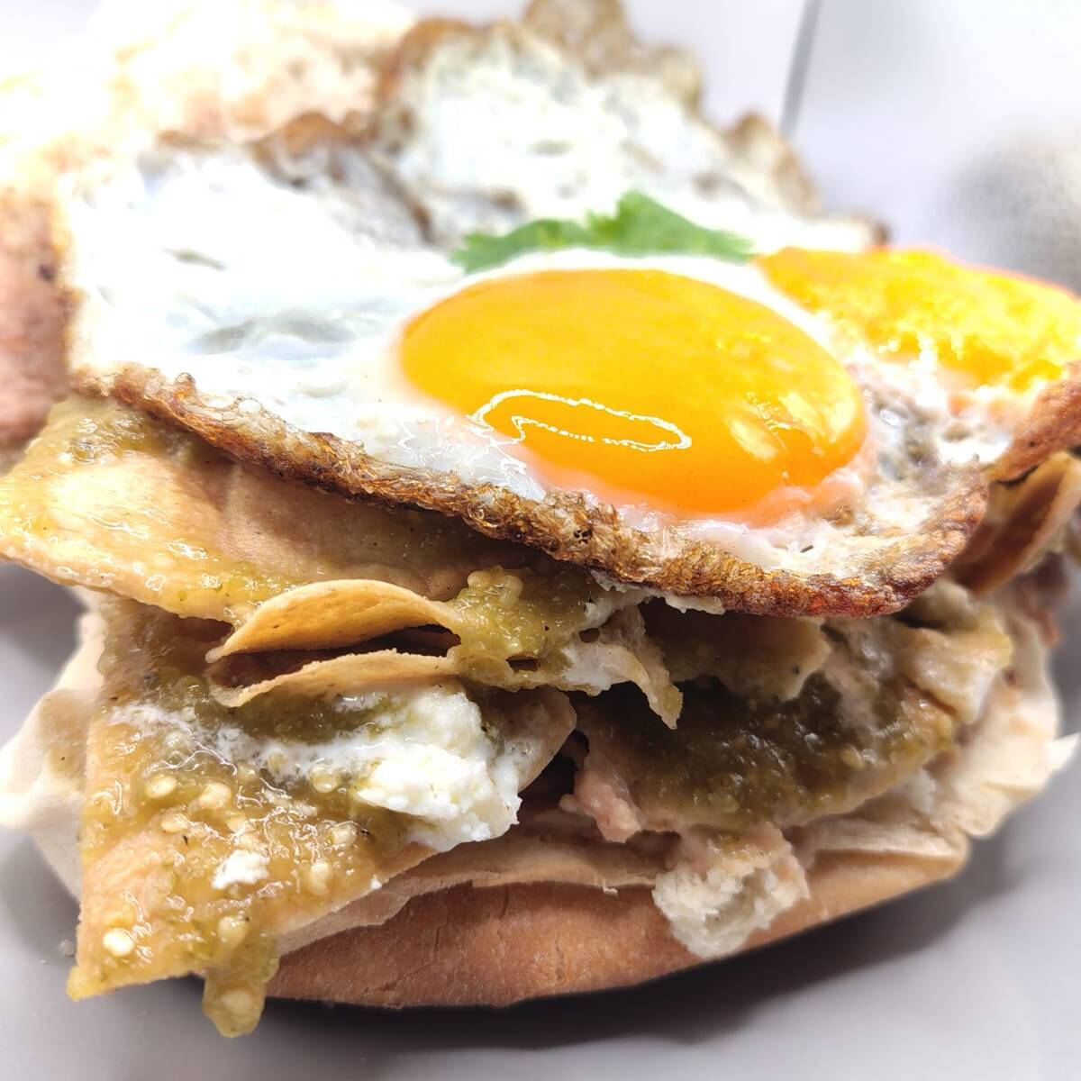 Torta de Chilaquiles con Huevo Estrellado