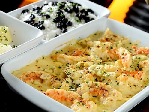 Filé de lagosta, flambado no vinho branco, champignons, cebola picada, mostarda e molho bechamel. Acompanha batatas ao vapor com ervas e arroz com passas.