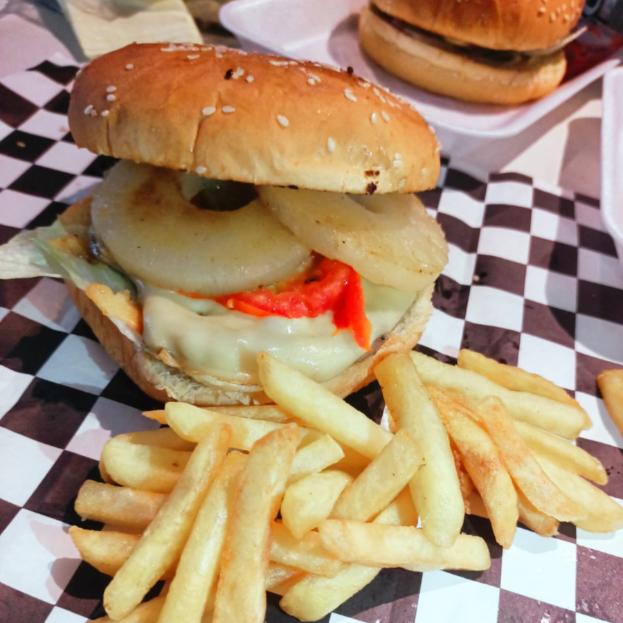 Hamburguesa Hawaina y Salsa BBQ