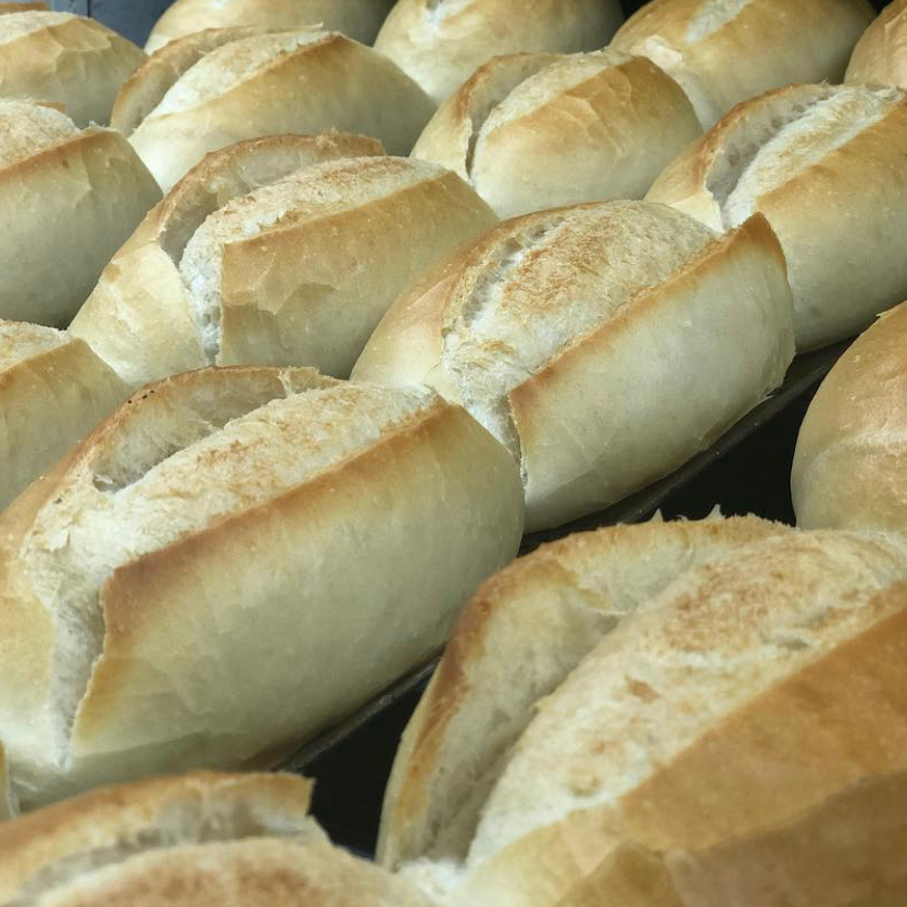 Pão francês feito de fermentação natural. Vendido por unidade.
