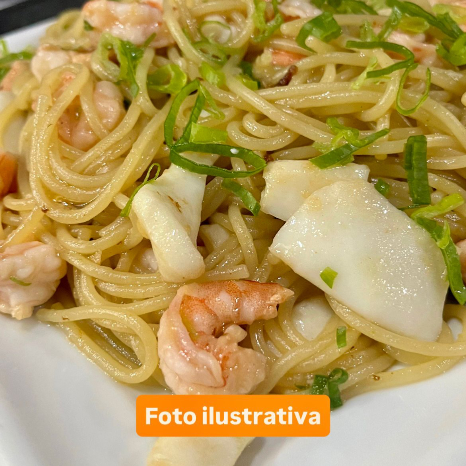 Delicioso Spaghetti frutos do mar ao alho e óleo.